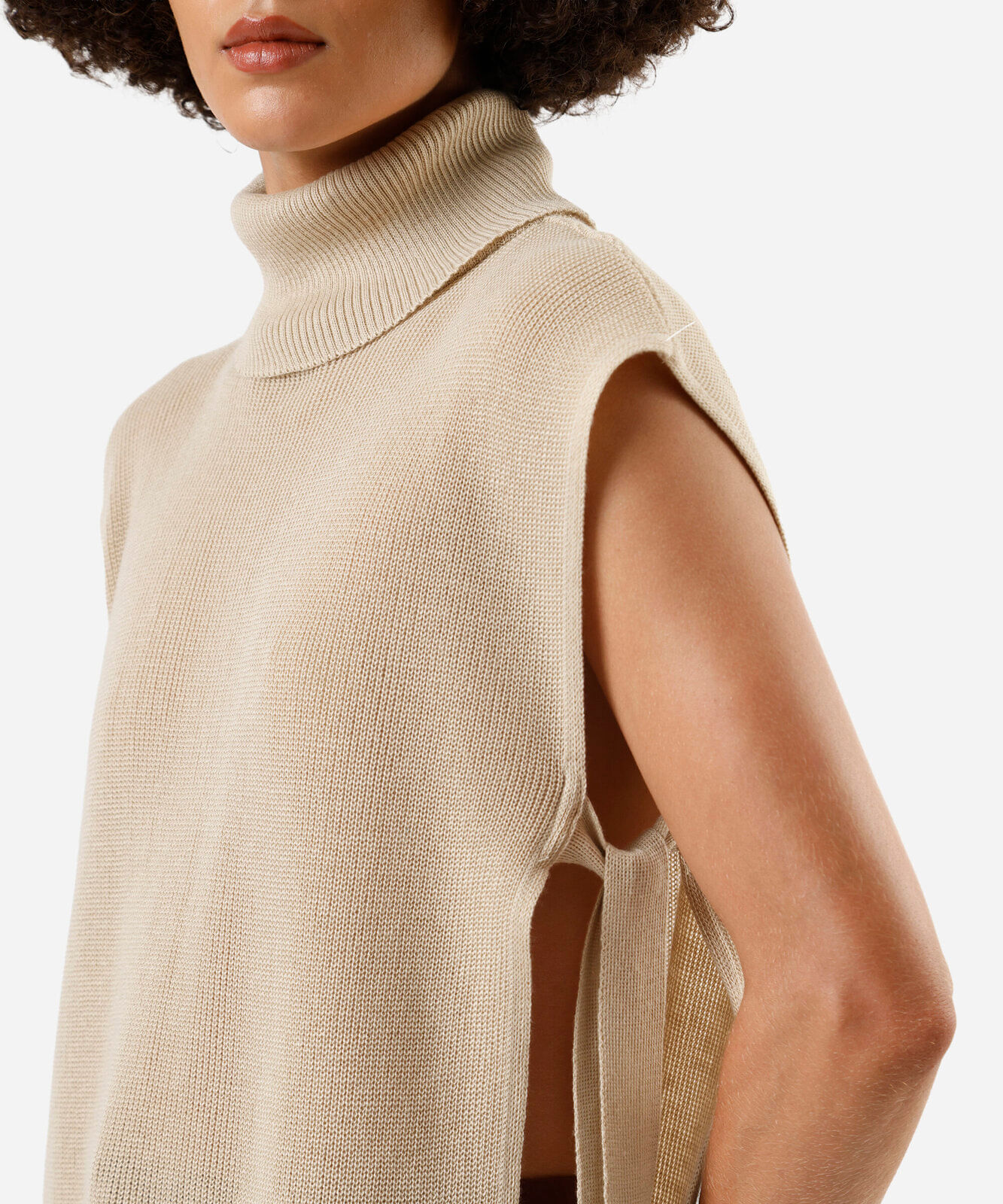 blusa feminina de tricot com abertura gola alta bege