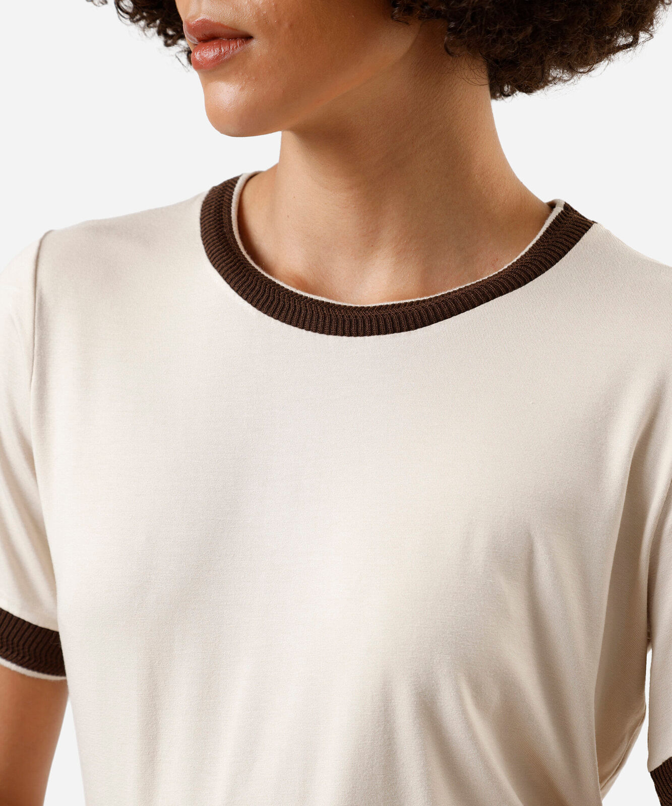 camiseta feminina de viscose manga curta bege