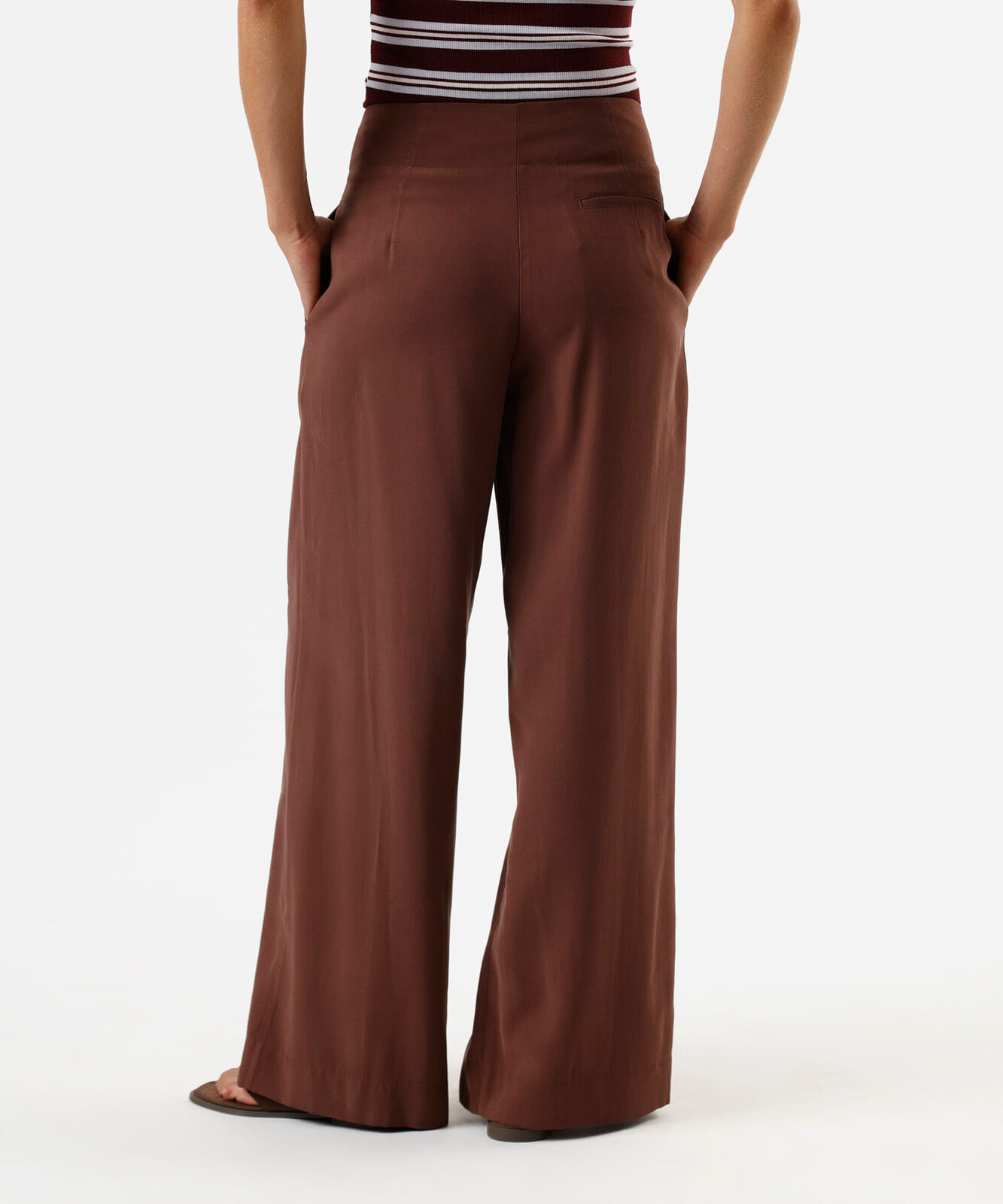 calça wide leg feminina com viscose e pregas cintura alta marrom