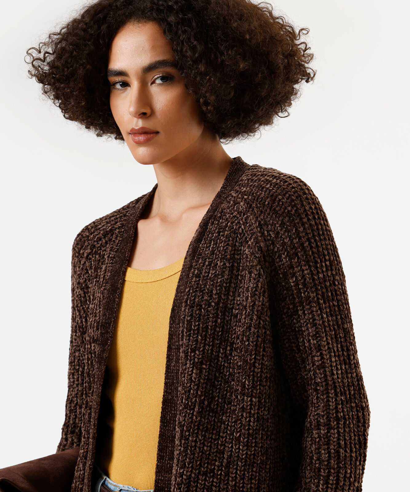 cardigan alongado feminino de tricot chenille com bolsos marrom