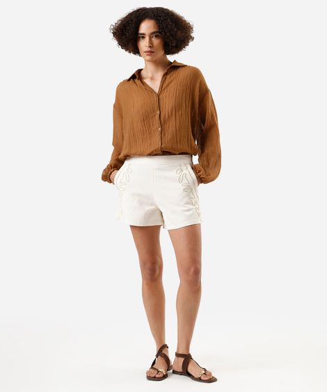 short feminino de sarja bordado cintura alta off white