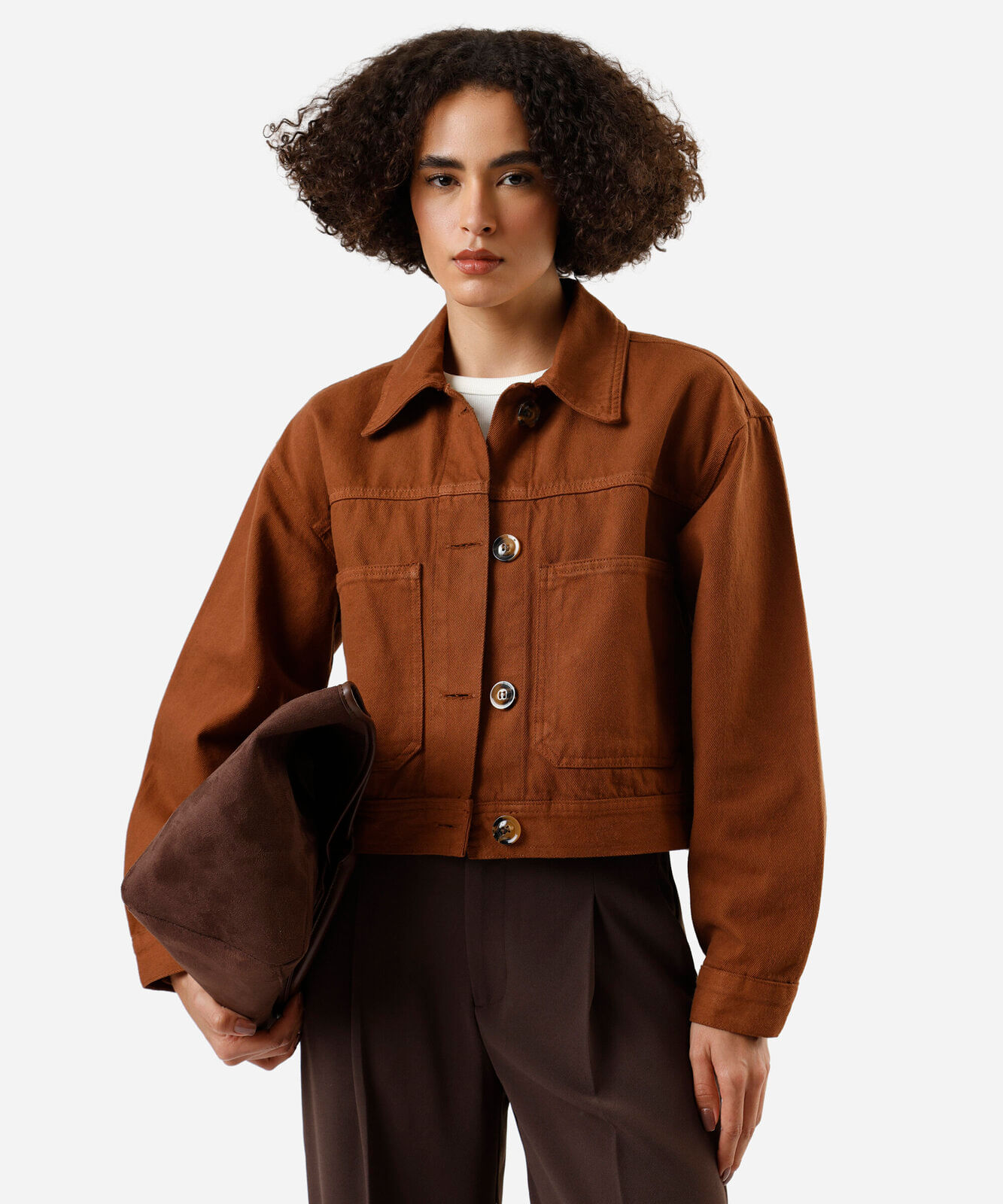 jaqueta cropped feminina de sarja com bolsos marrom