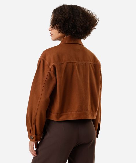 jaqueta cropped feminina de sarja com bolsos marrom