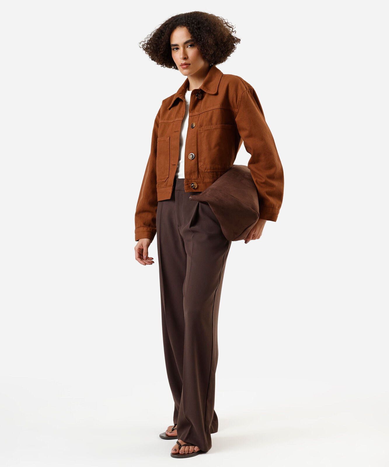 jaqueta cropped feminina de sarja com bolsos marrom