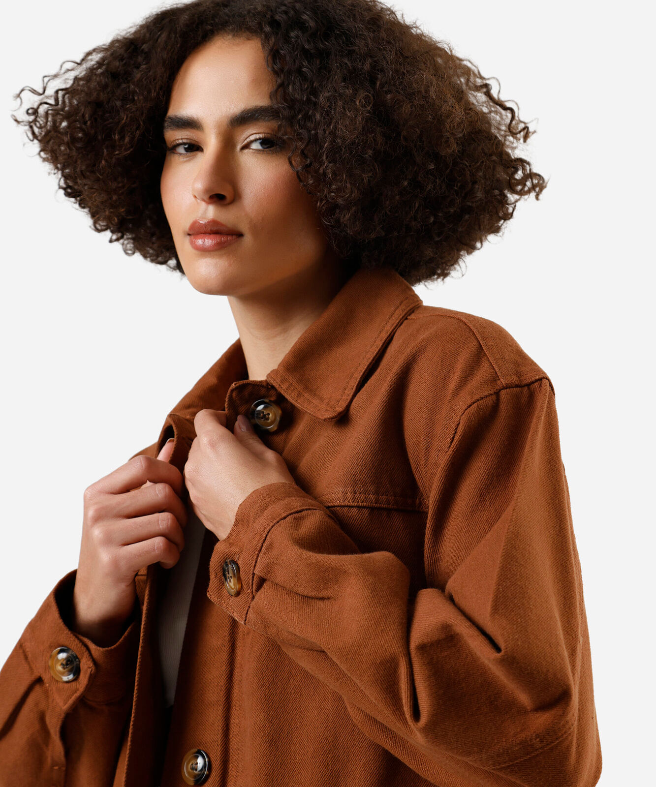 jaqueta cropped feminina de sarja com bolsos marrom