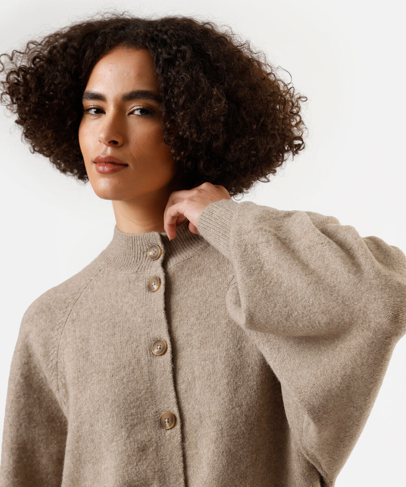 cardigan feminino de tricot gola alta manga bufante bege