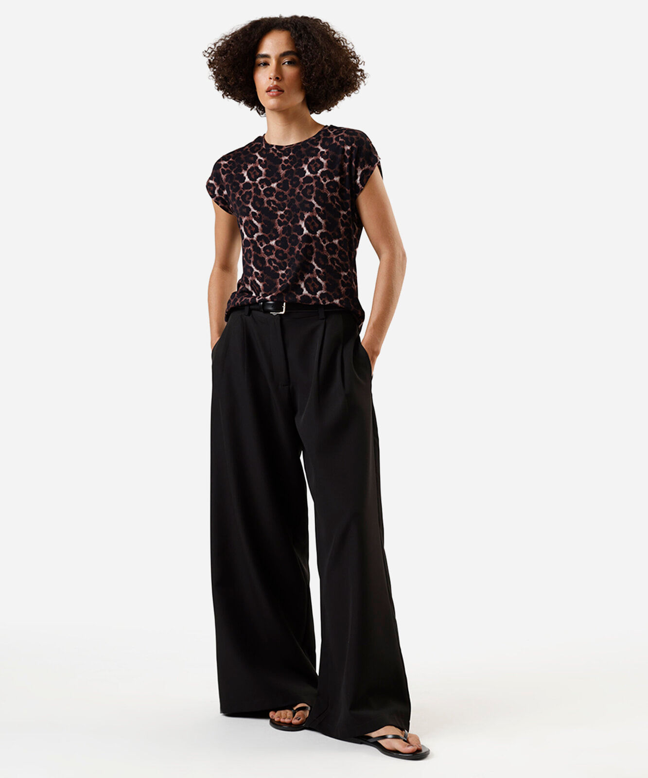 blusa feminina de viscose manga curta animal print marrom