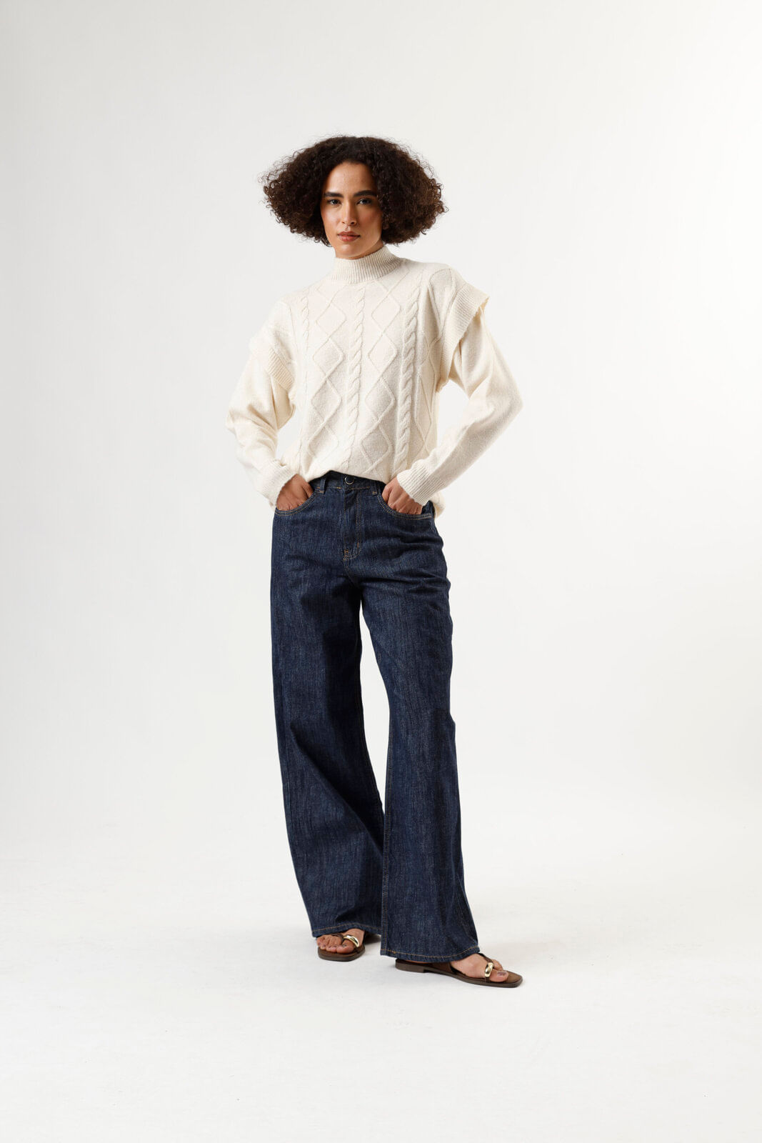suéter feminino de tricot gola alta com babados texturizado off white