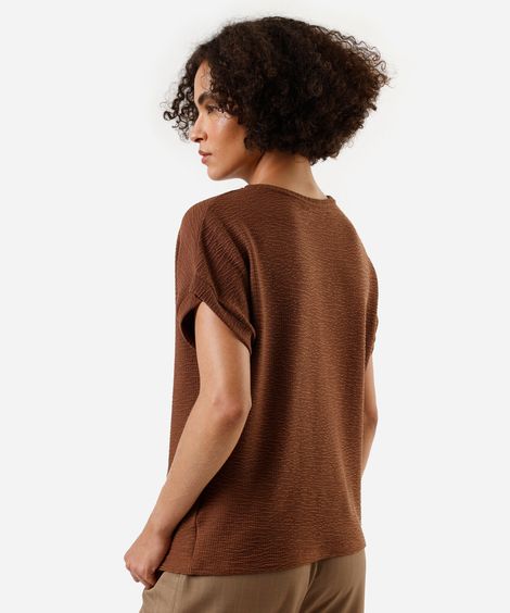 blusa texturizada manga curta marrom