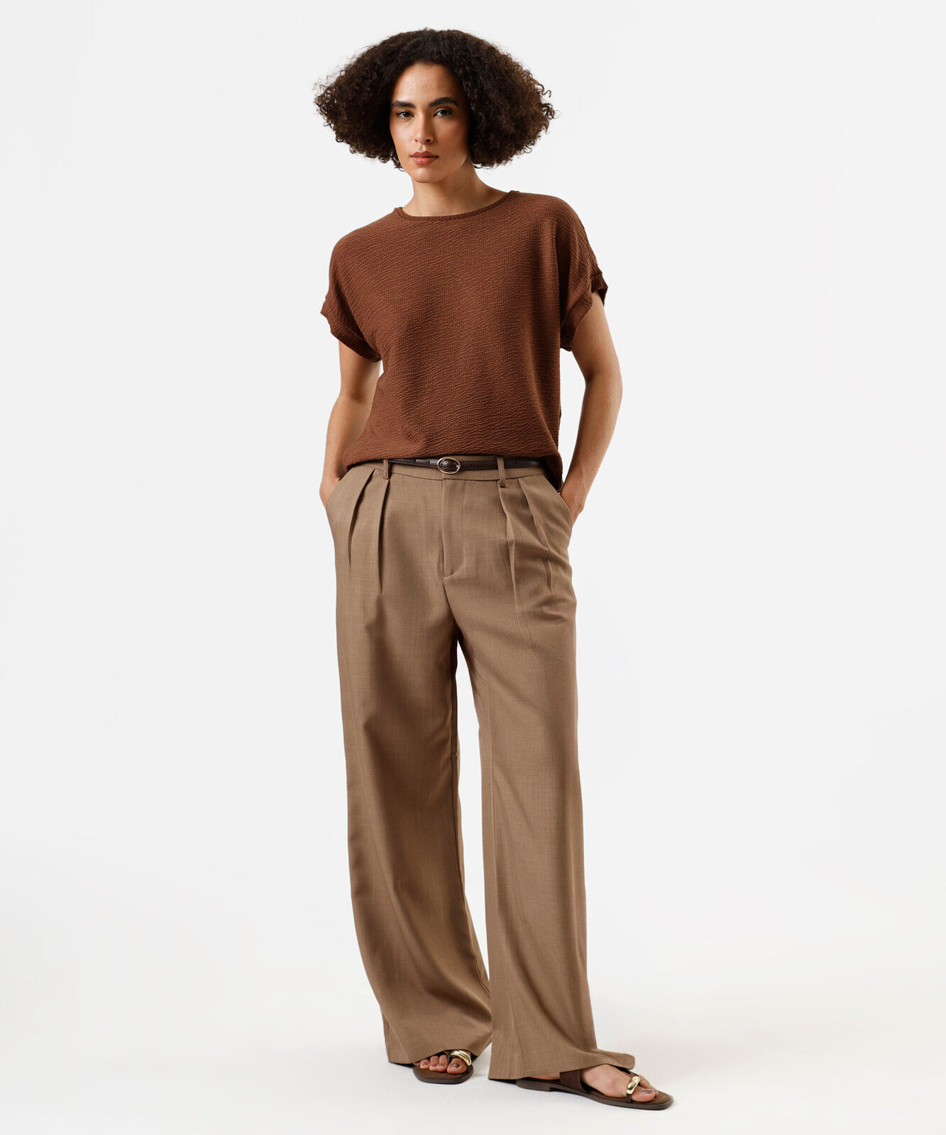 blusa texturizada manga curta marrom