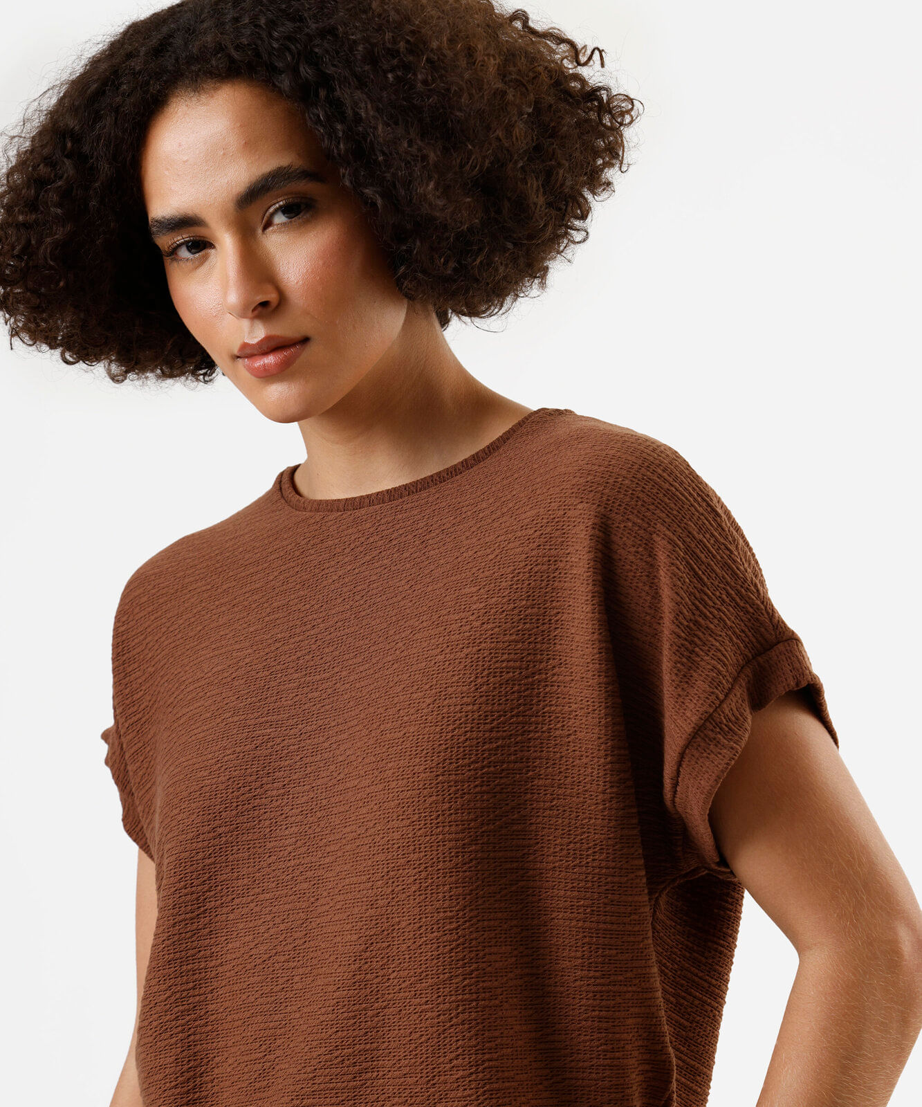 blusa texturizada manga curta marrom