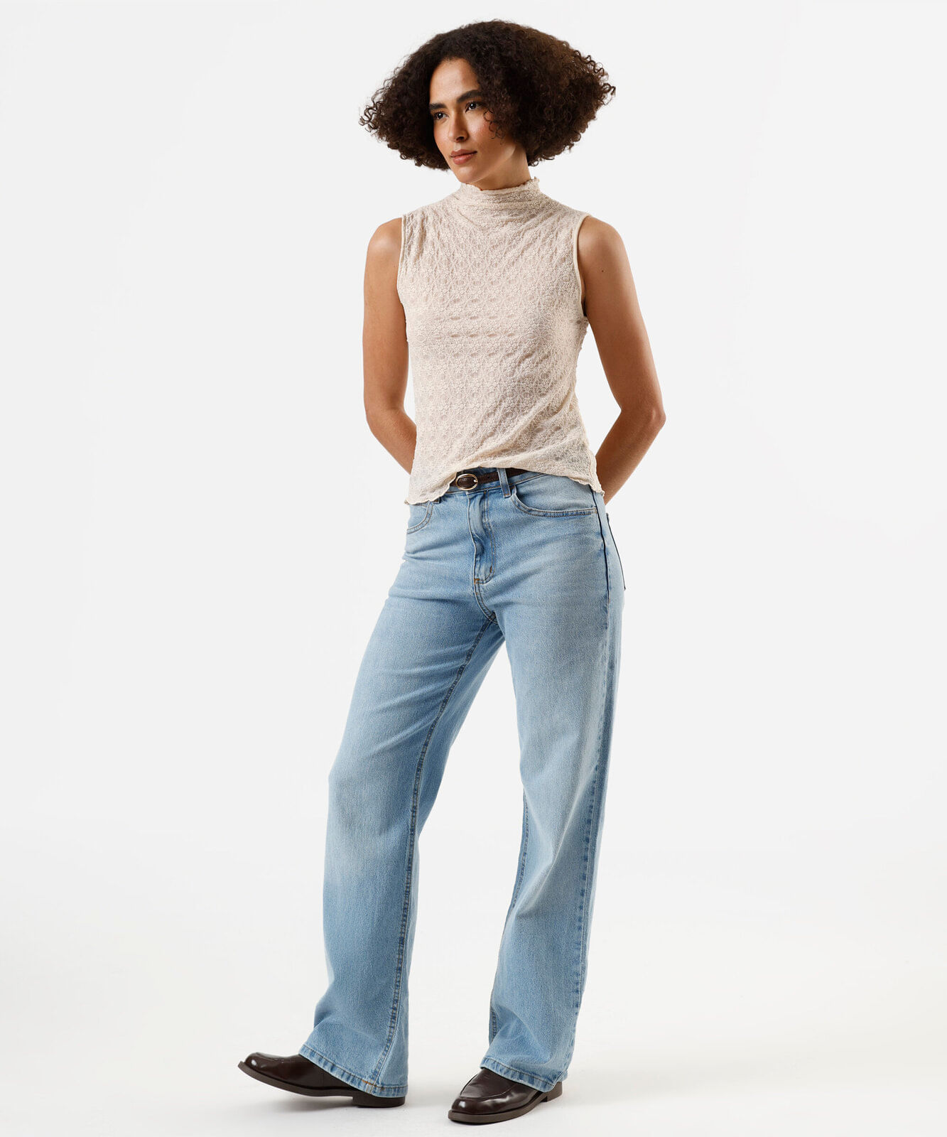 regata feminina de renda gola alta floral bege