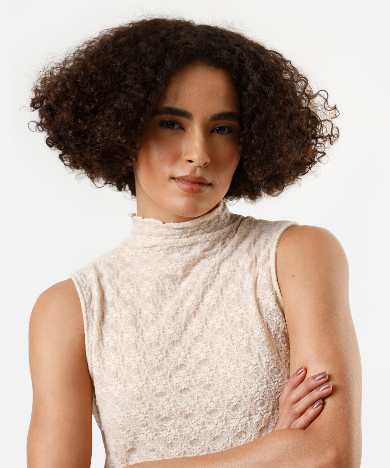 regata feminina de renda gola alta floral bege