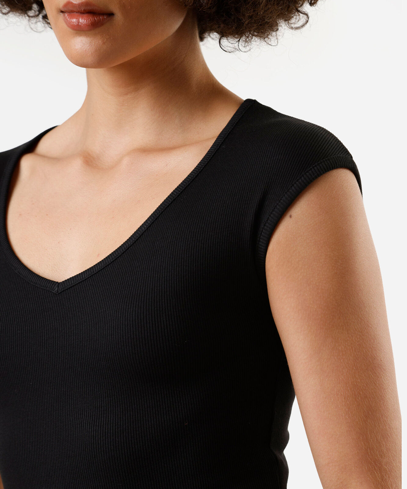 blusa feminina de algodão decote v manga curta canelada preta