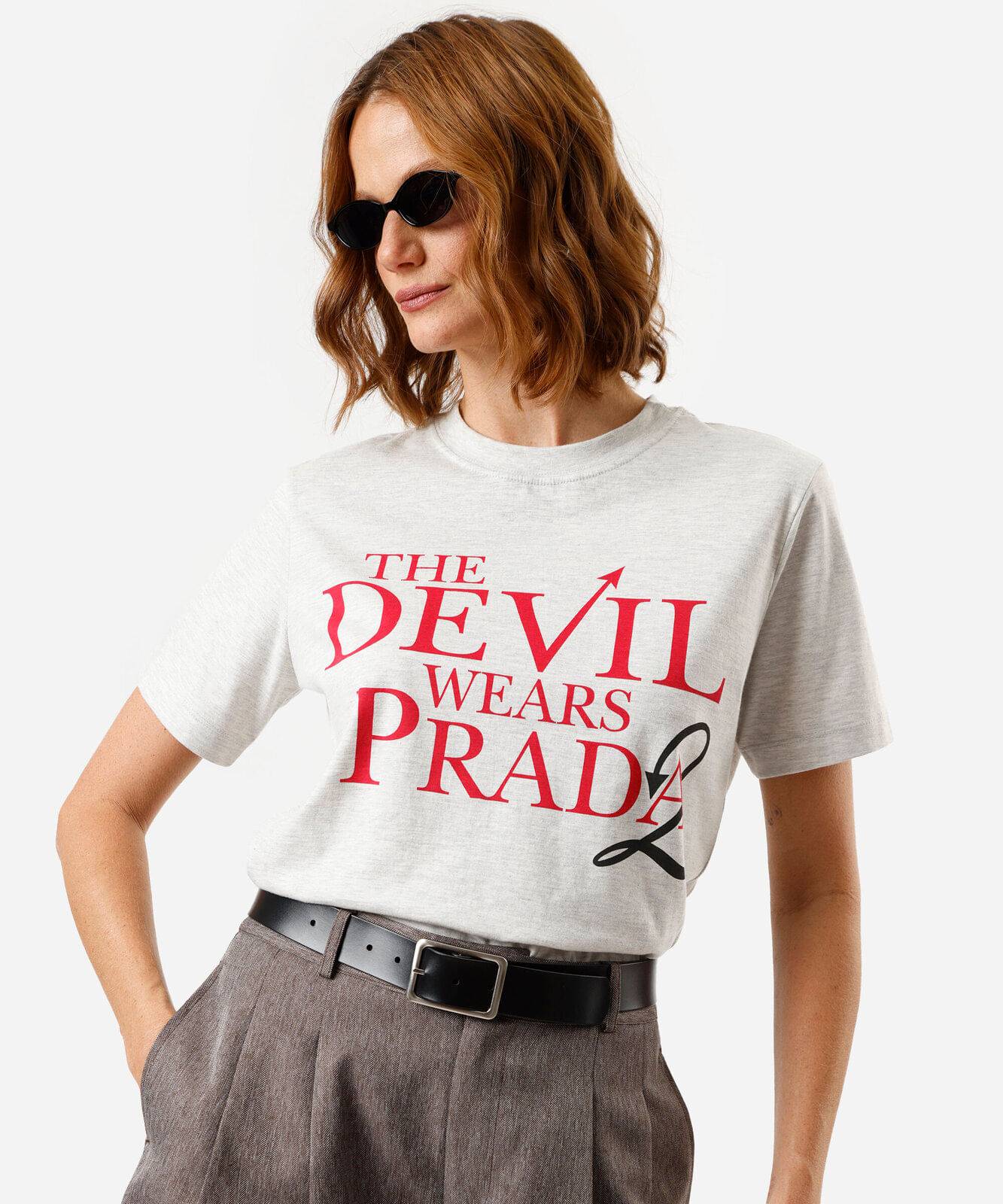 camiseta feminina com algodão o diabo veste prada manga curta cinza