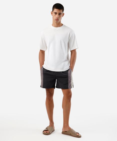 short reto masculino de poliamida com recortes preto