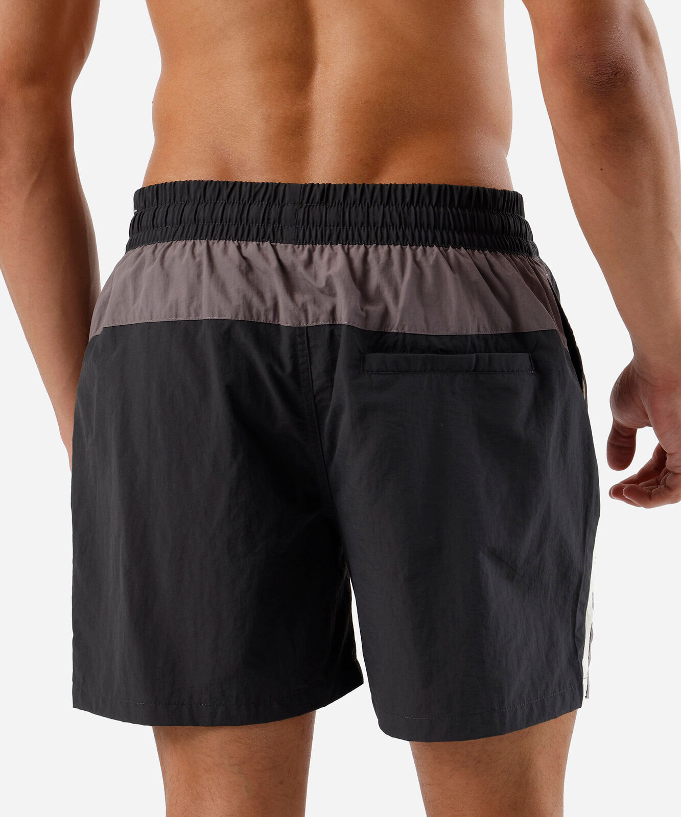 short reto masculino de poliamida com recortes preto
