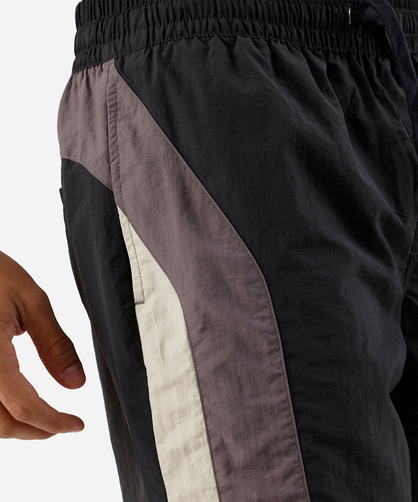 short reto masculino de poliamida com recortes preto