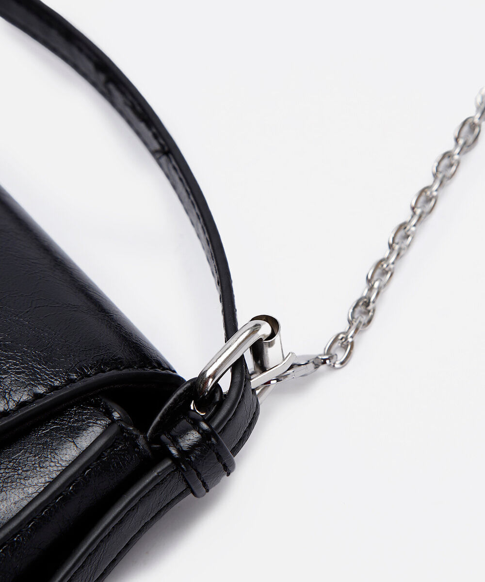 bolsa transversal estruturada com alça de corrente preta