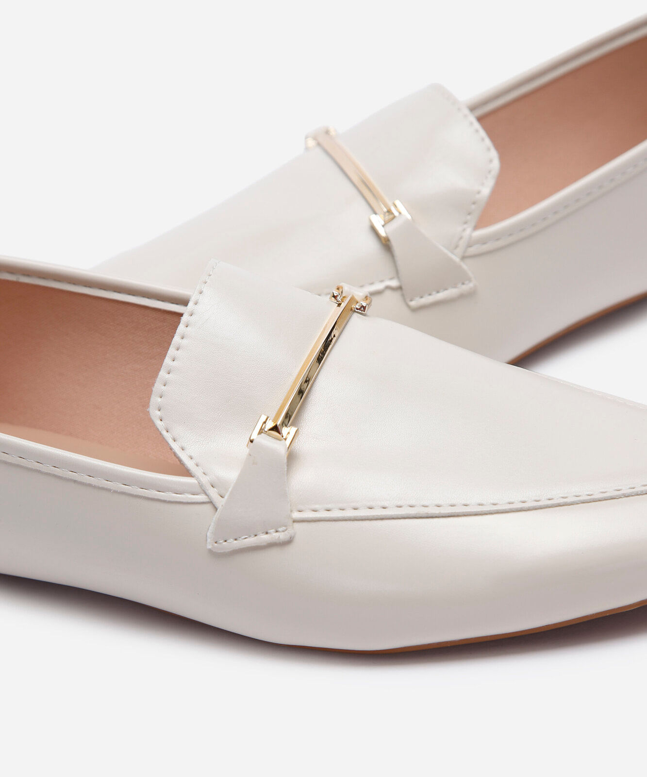 sapato loafer bico quadrado com fivela off white