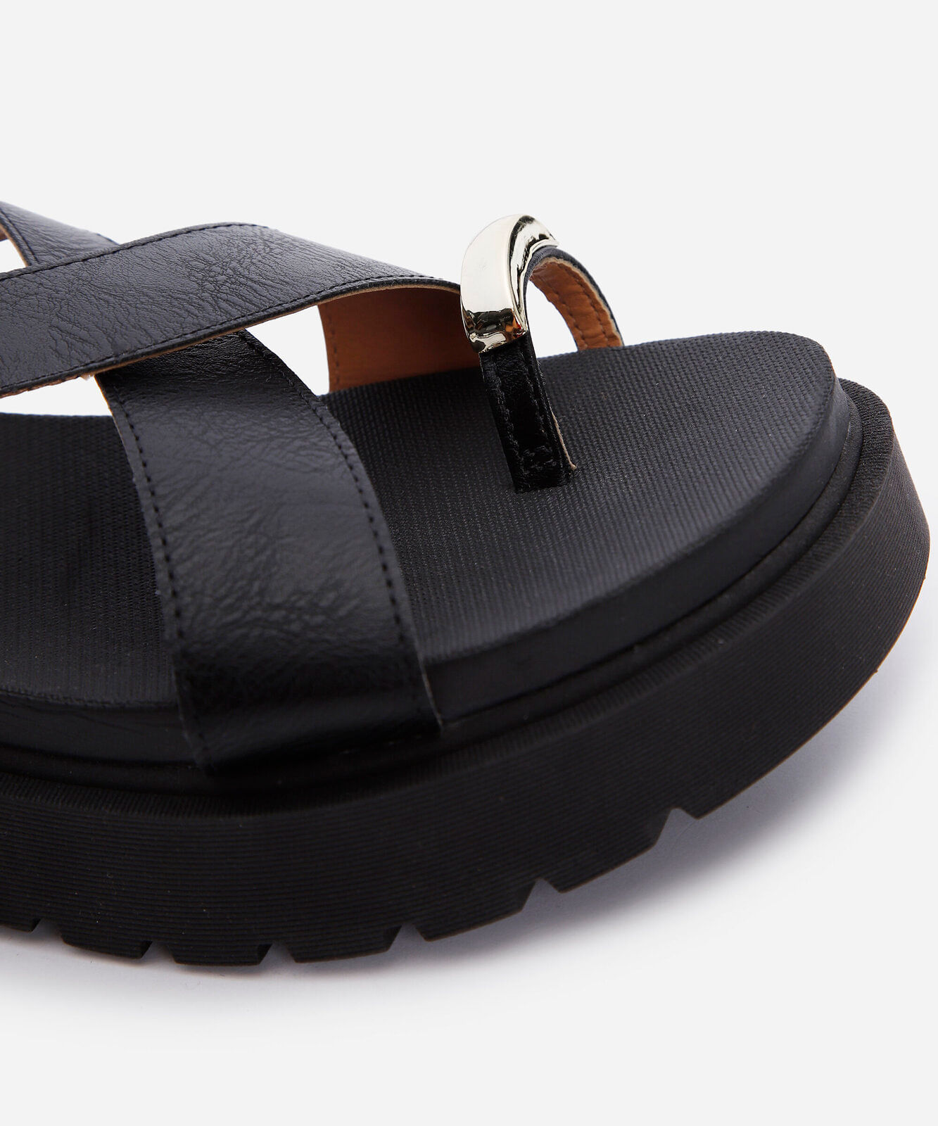 sandália flatform tratorada vizzano preta