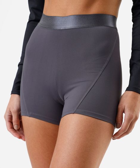 short feminino com recortes esportivo cinza