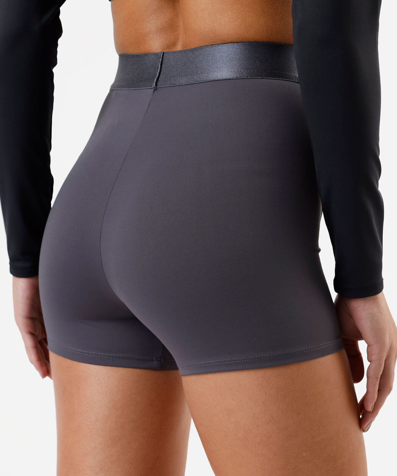 short feminino com recortes esportivo cinza