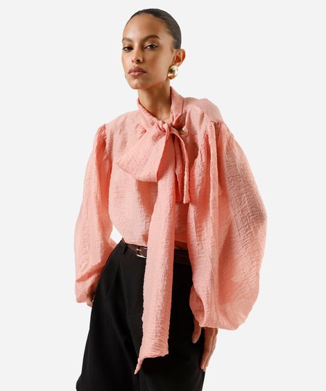 blusa feminina com liocel gola laço manga bufante texturizada rosa