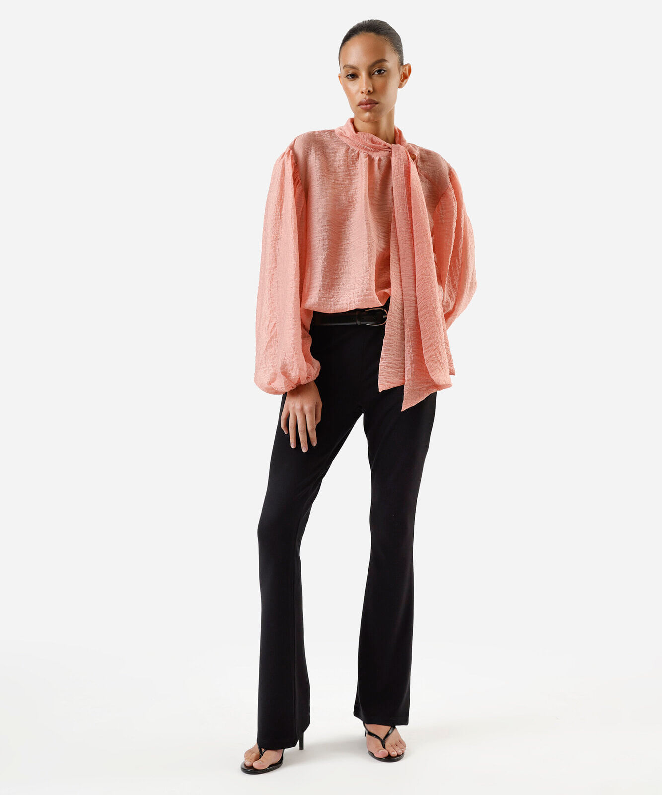 blusa feminina com liocel gola laço manga bufante texturizada rosa