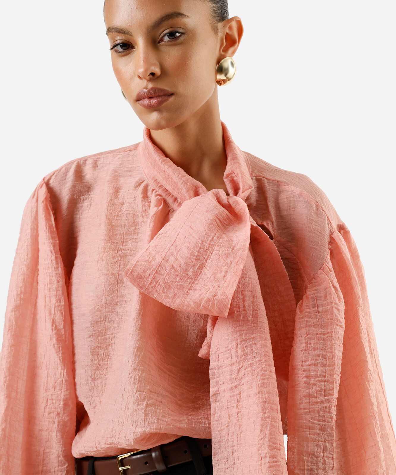 blusa feminina com liocel gola laço manga bufante texturizada rosa