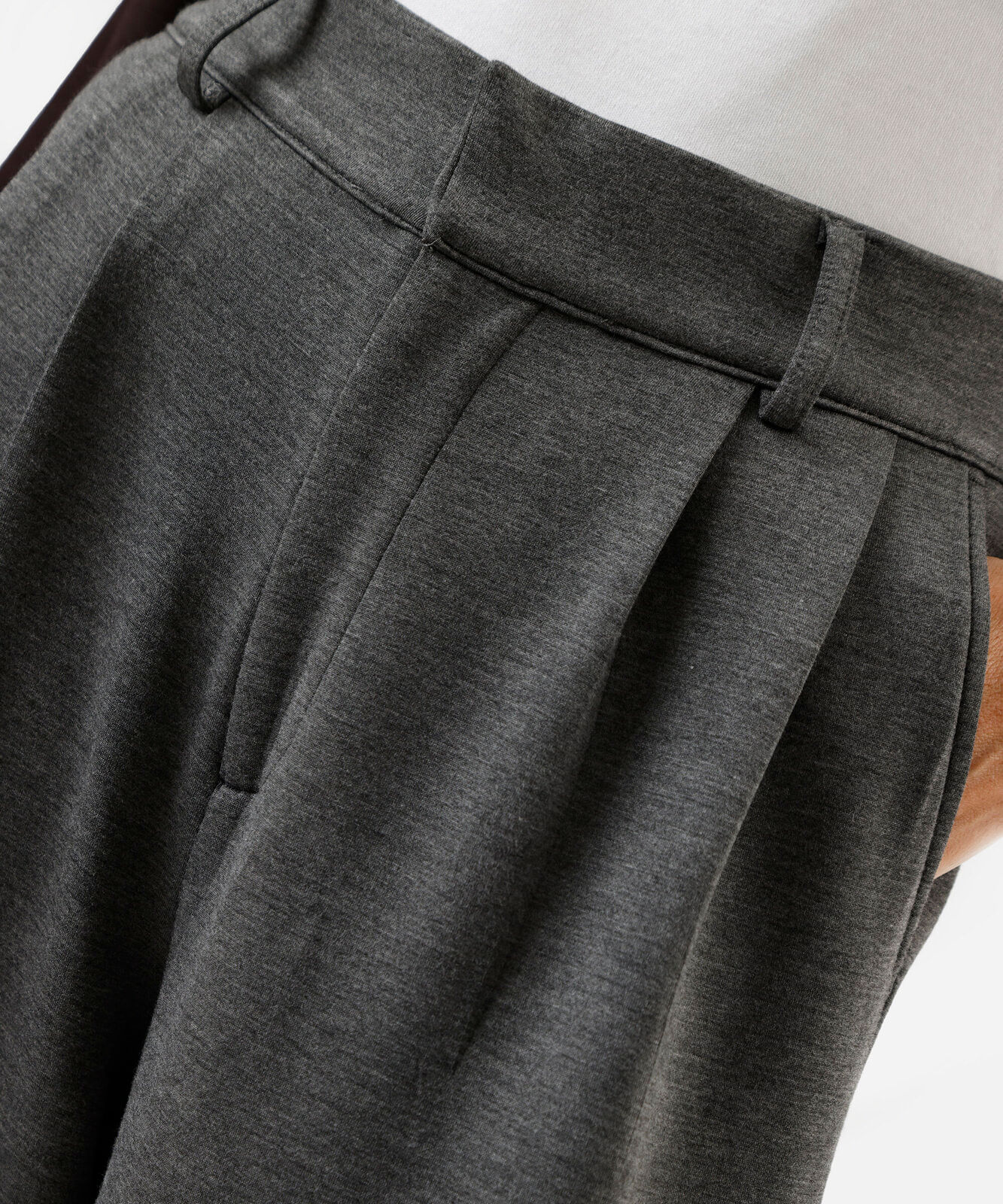 calça wide leg de alfaiataria feminina com pregas cinza