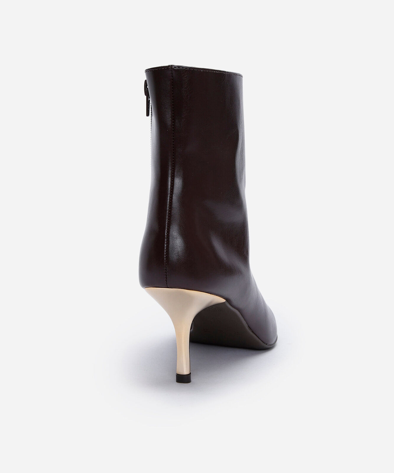bota feminina cano curto e salto fino marrom