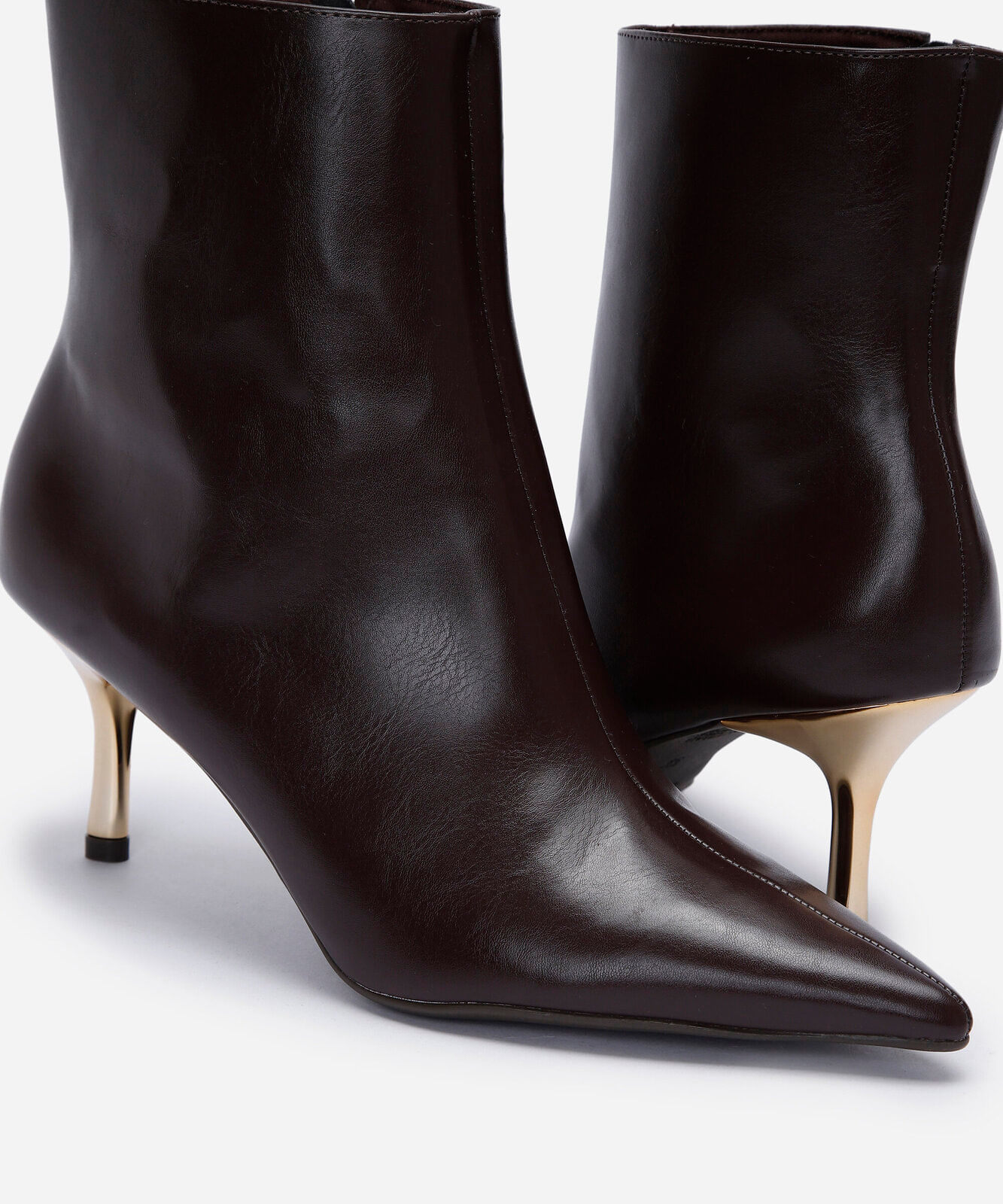 bota feminina cano curto e salto fino marrom