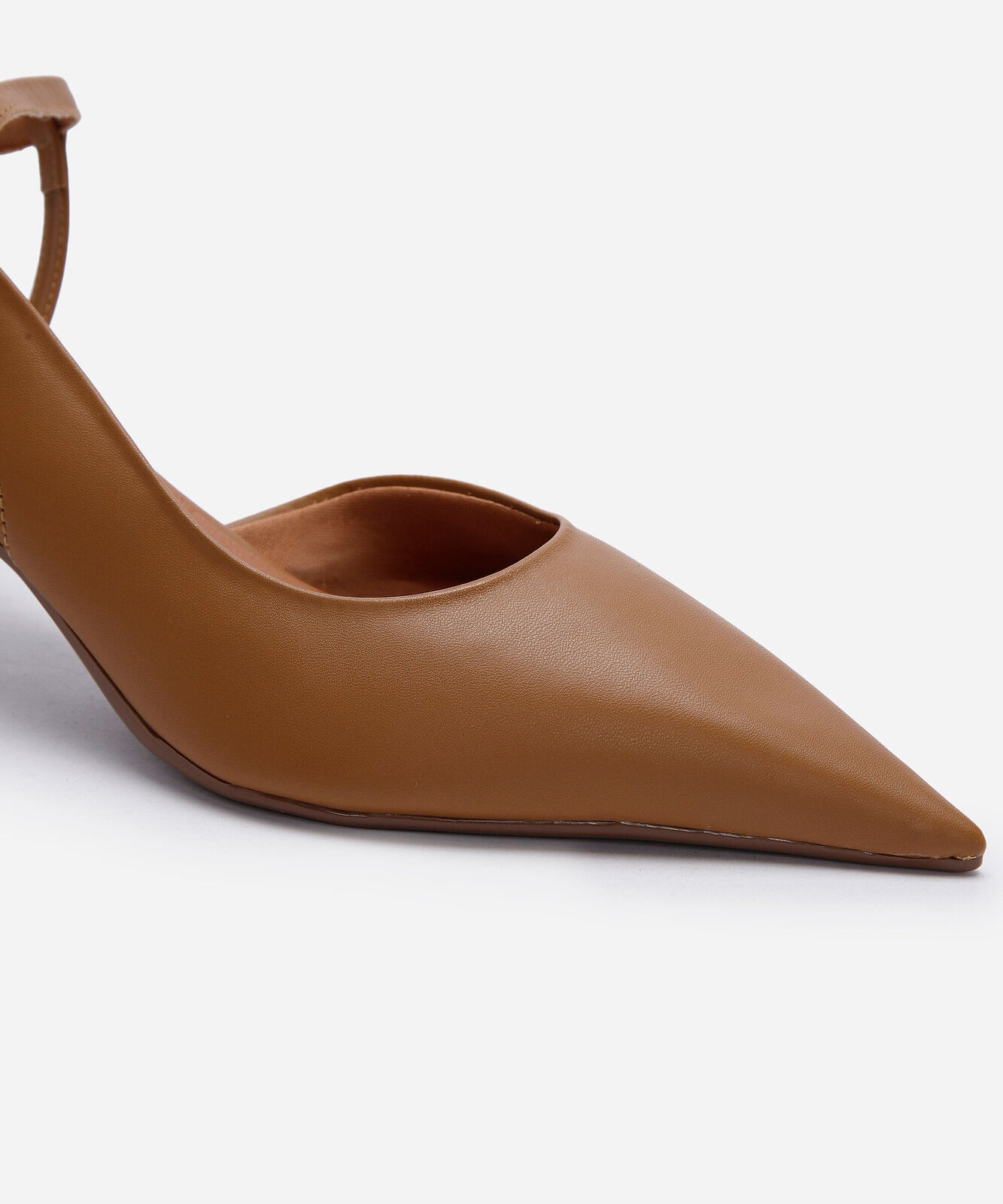 scarpin slingback bico fino salto baixo marrom