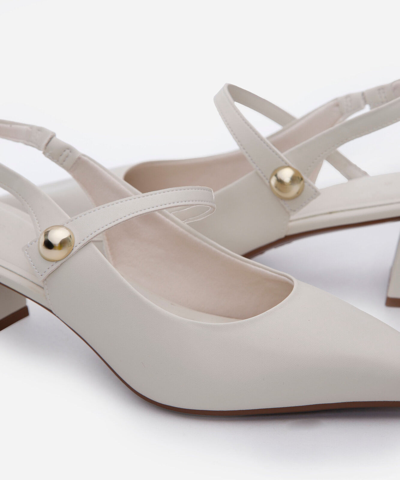 scarpin slingback bico fino salto grosso off white