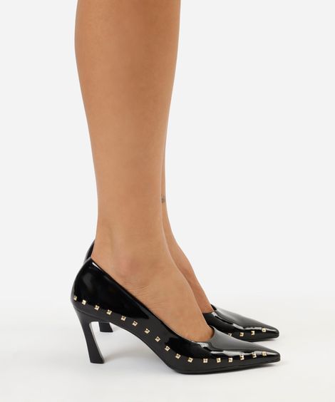 scarpin bico fino salto fino com tachas preto