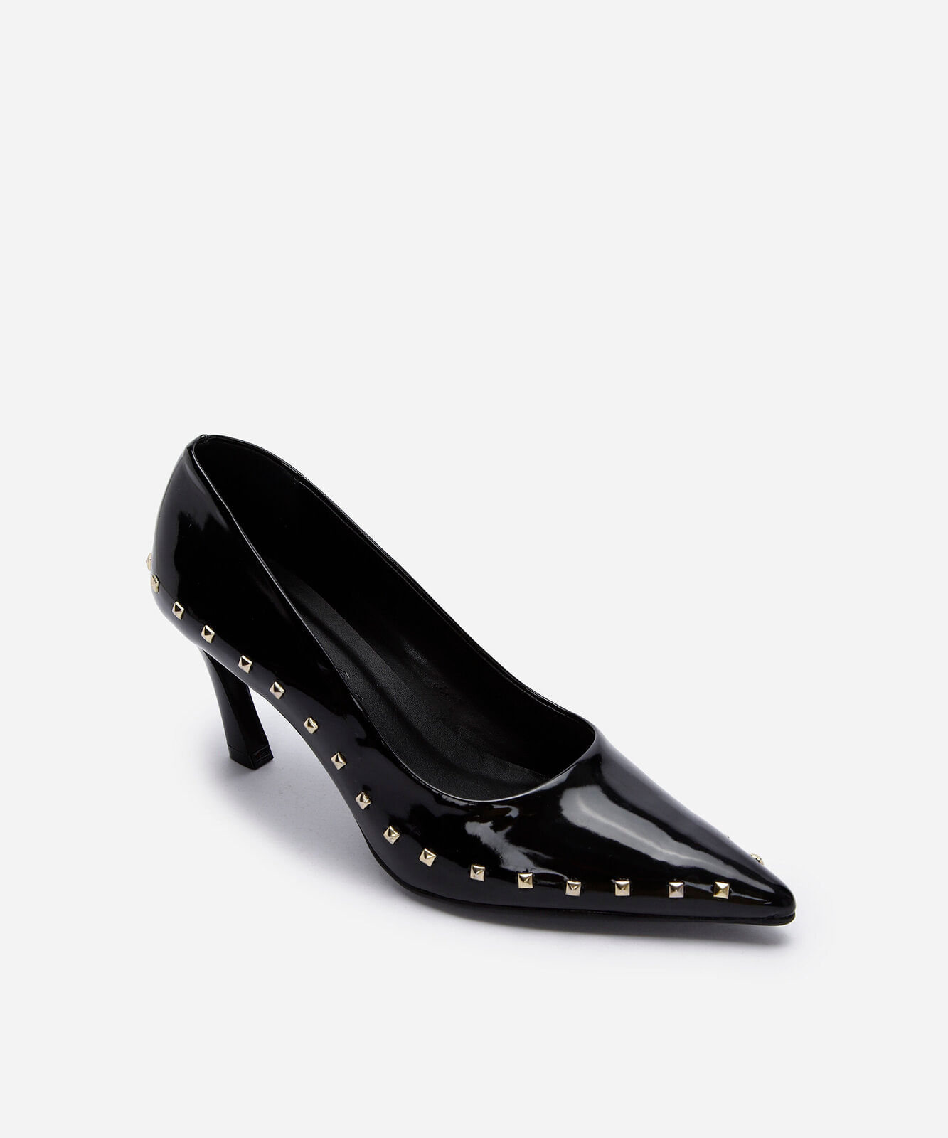 scarpin bico fino salto fino com tachas preto