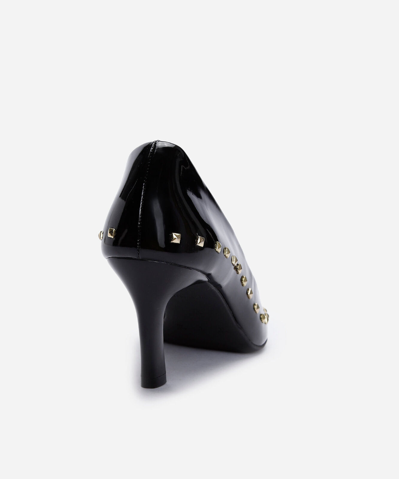 scarpin bico fino salto fino com tachas preto