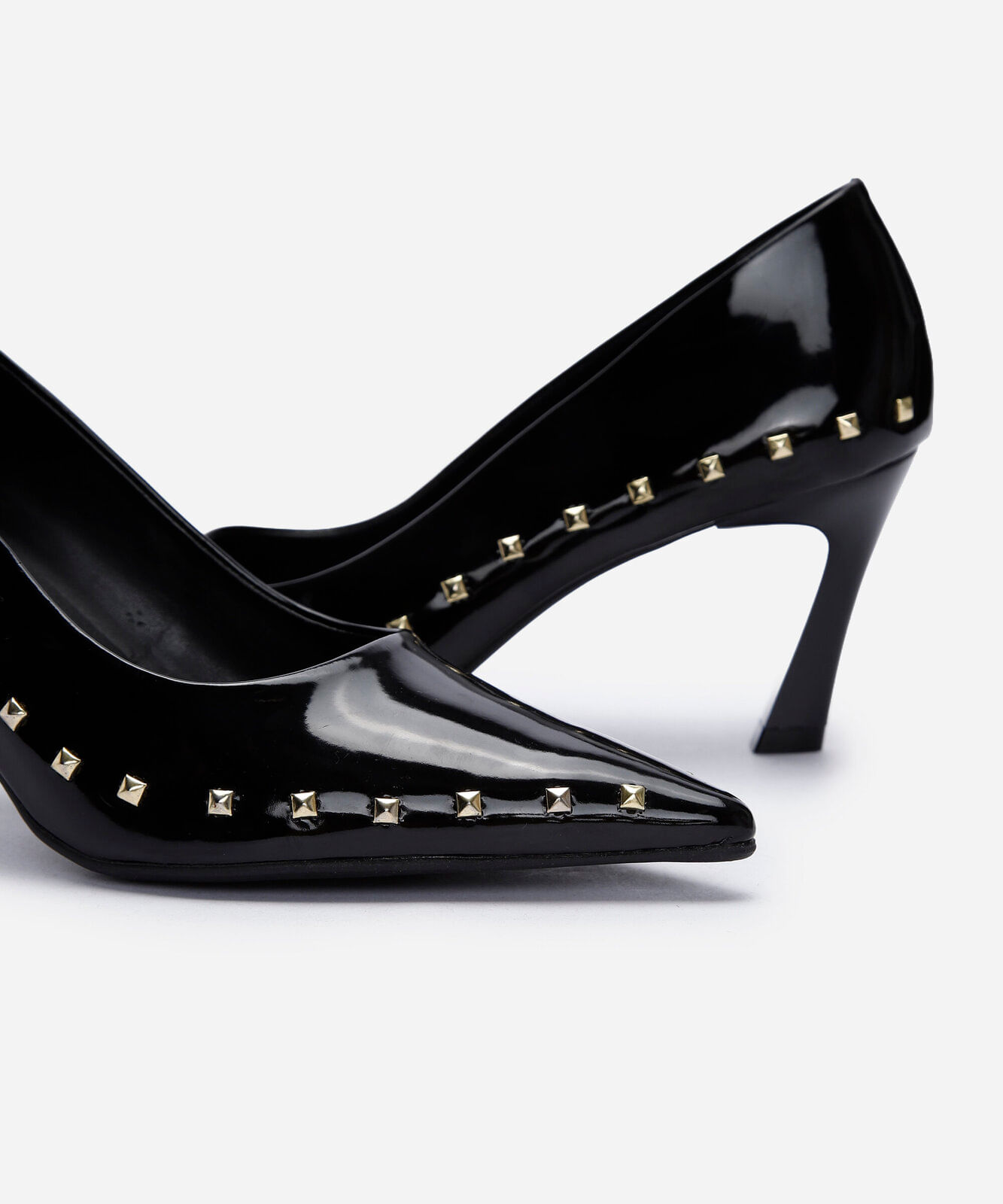 scarpin bico fino salto fino com tachas preto