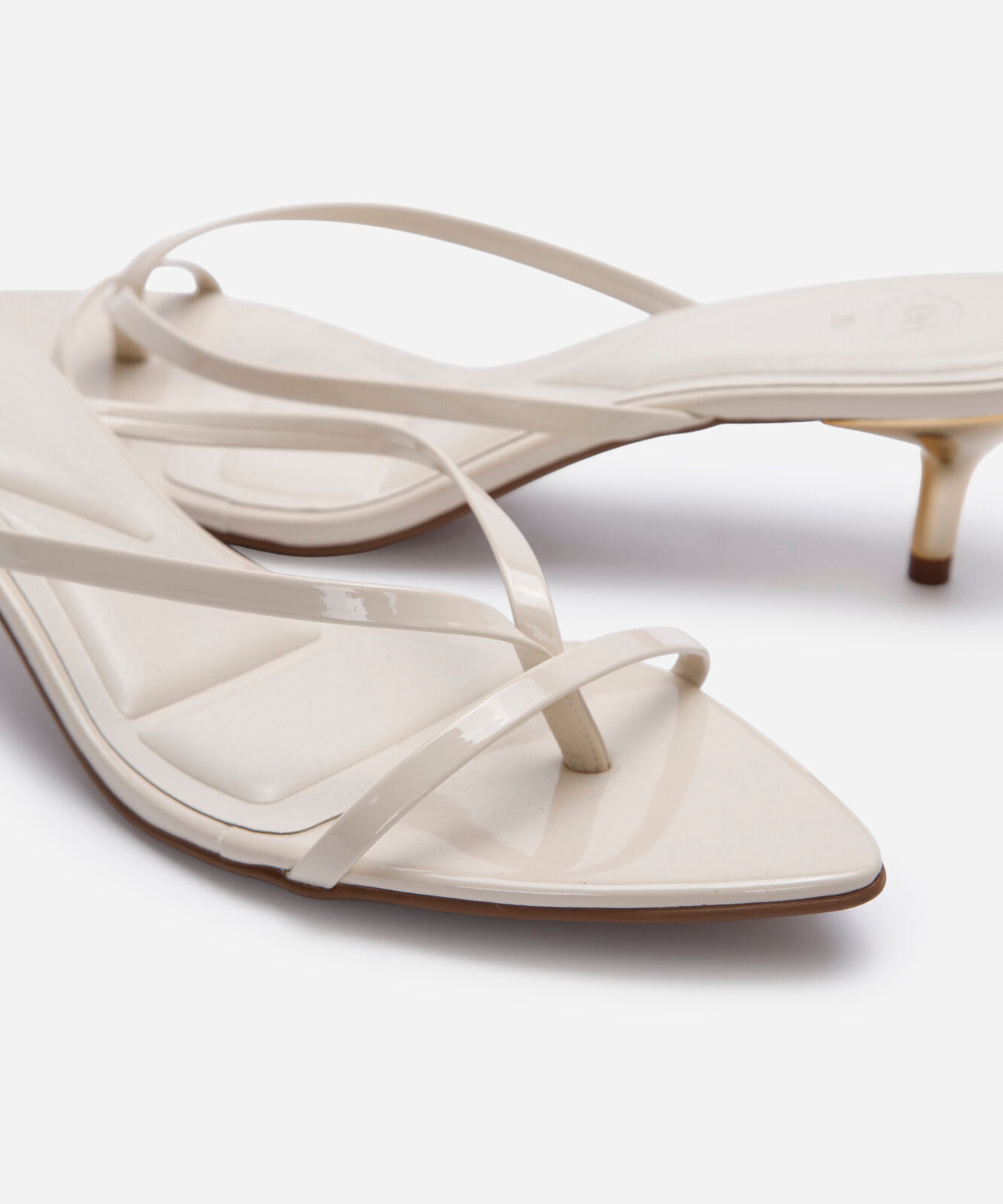 tamanco bico fino salto baixo off white