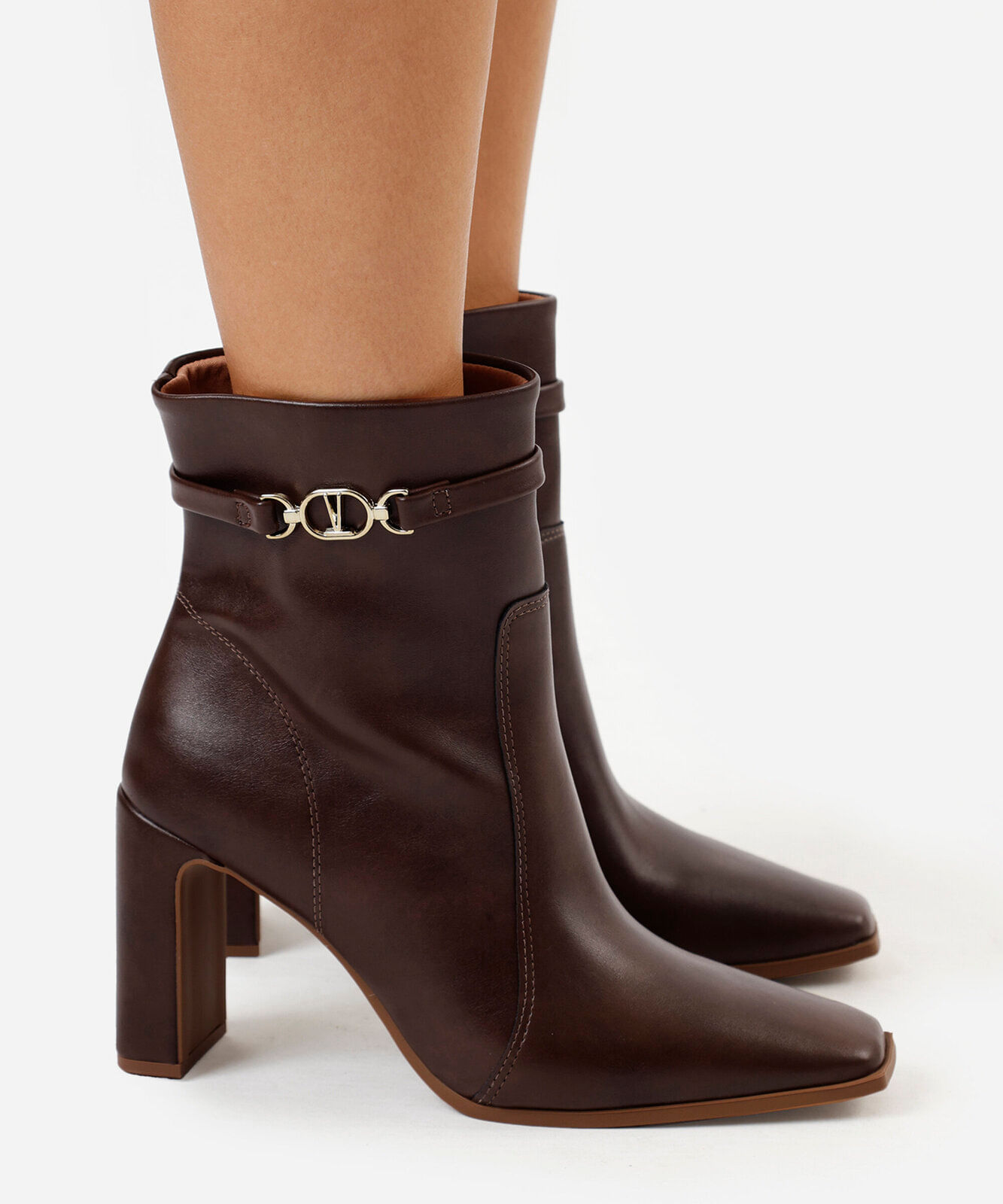 bota cano curto bico quadrado salto alto vizzano marrom