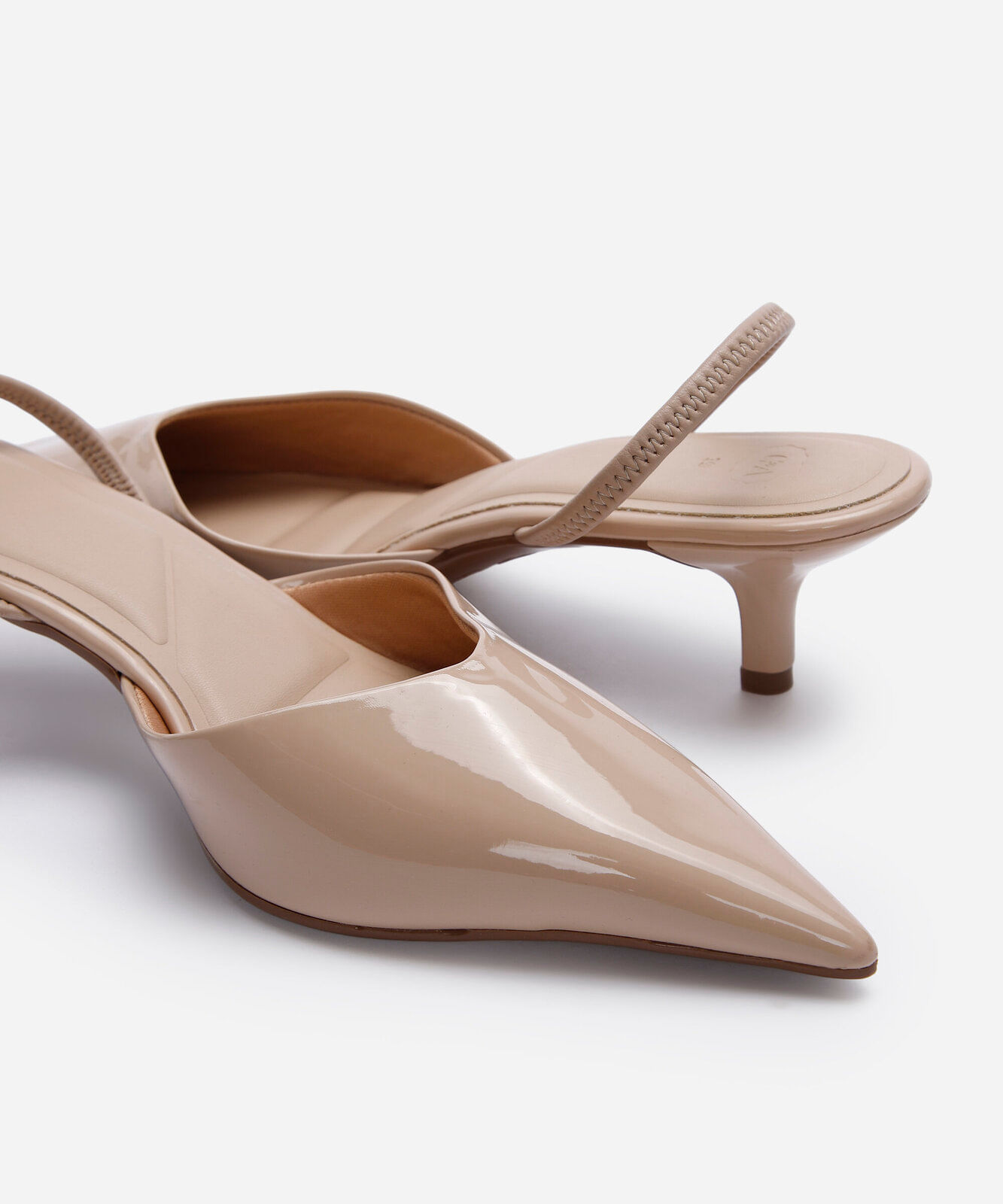 scarpin slingback bico fino salto baixo bege