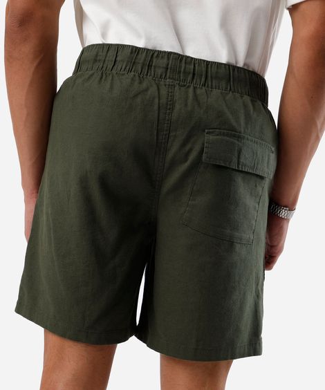 Bermuda masculina relaxed com linho cargo verde