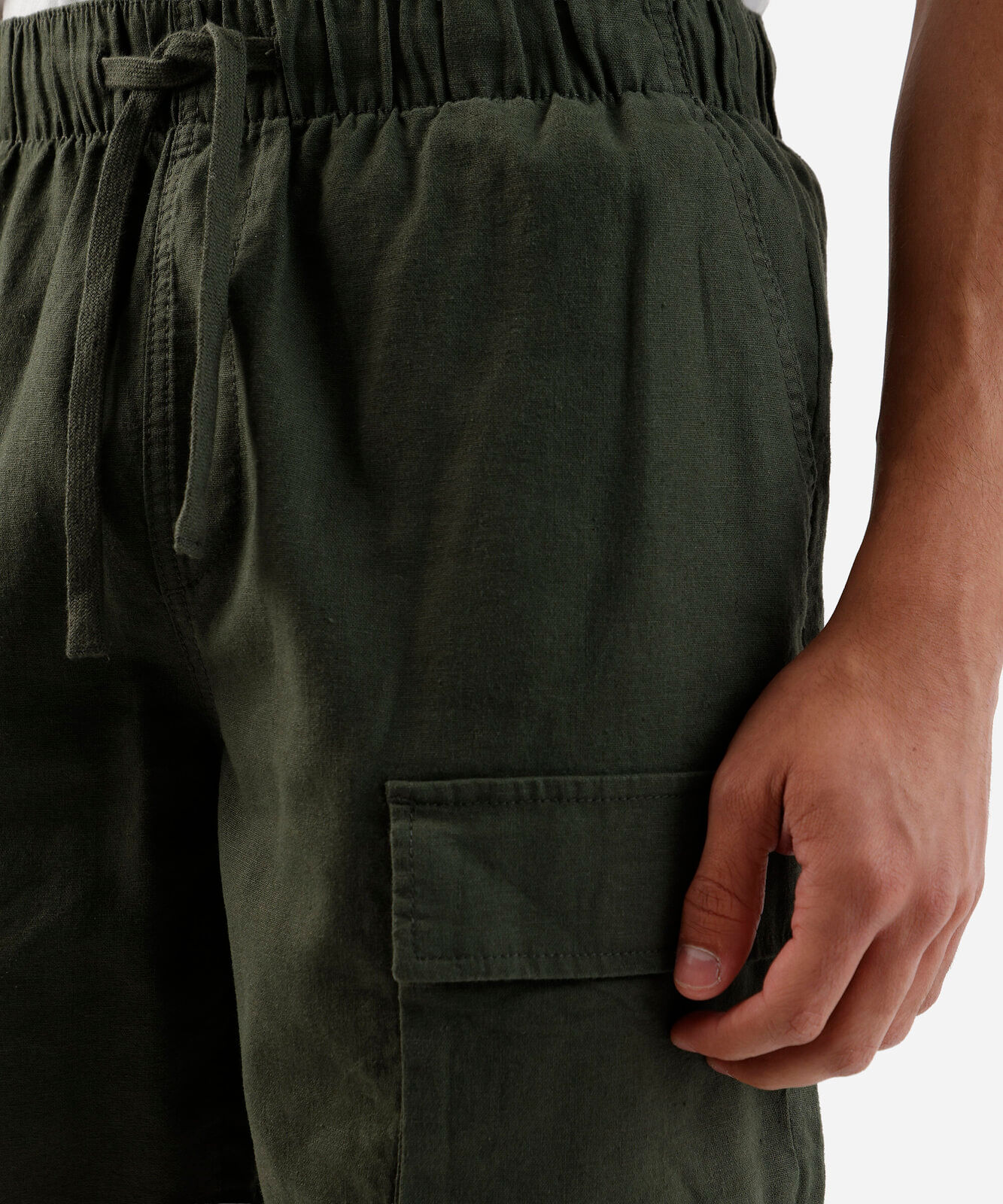 Bermuda masculina relaxed com linho cargo verde
