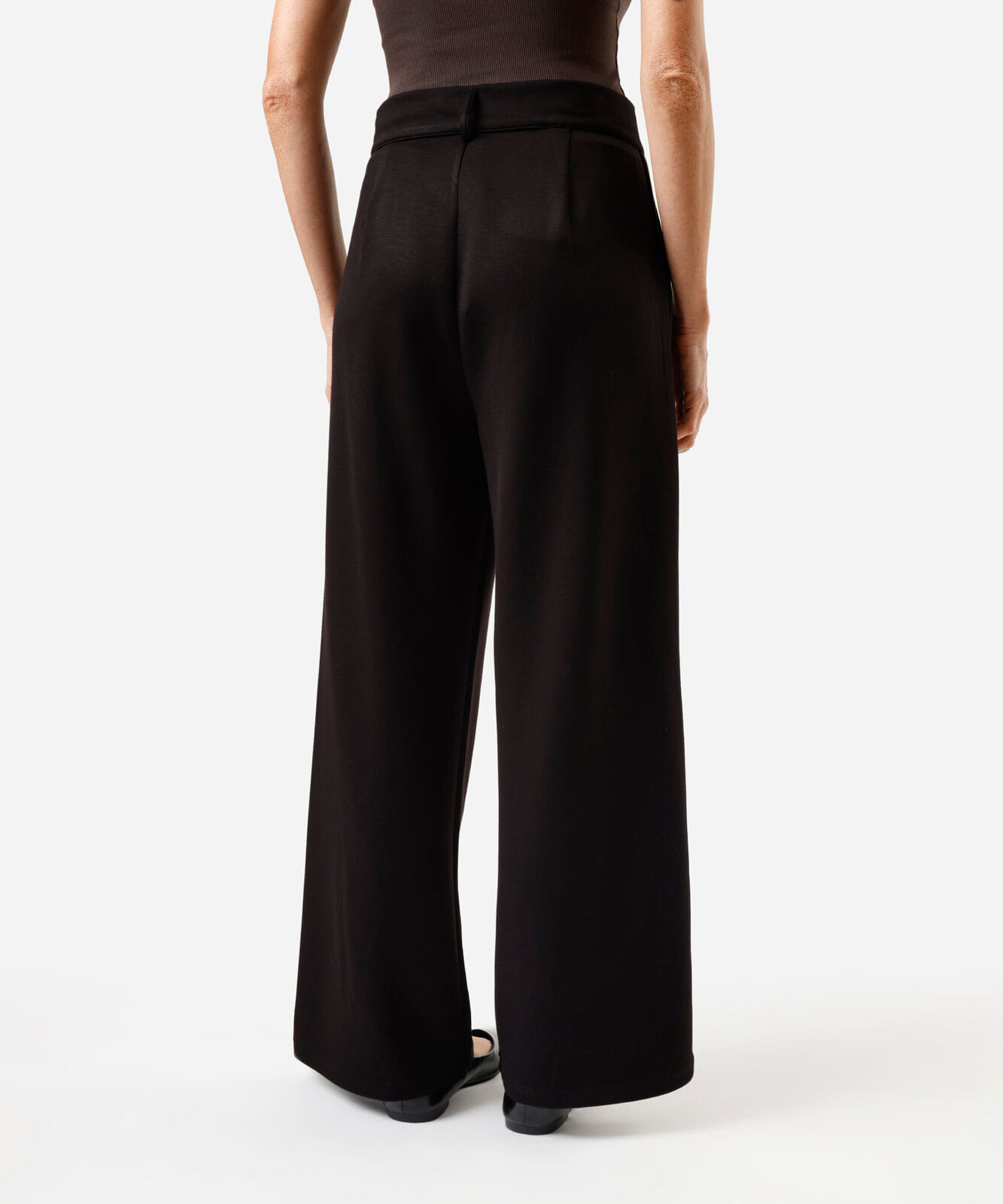 calça wide leg de alfaiataria feminina com pregas preta