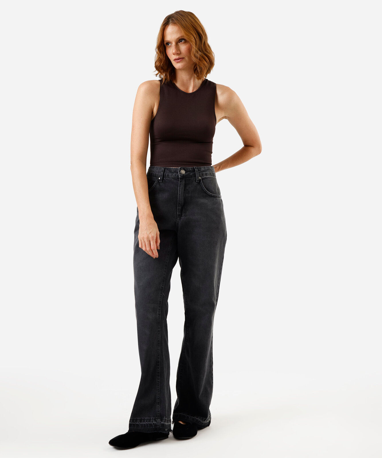 regata cropped feminina de poliamida canelada marrom