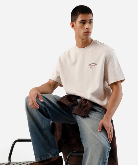 camiseta box fit masculina manga curta estampada bege