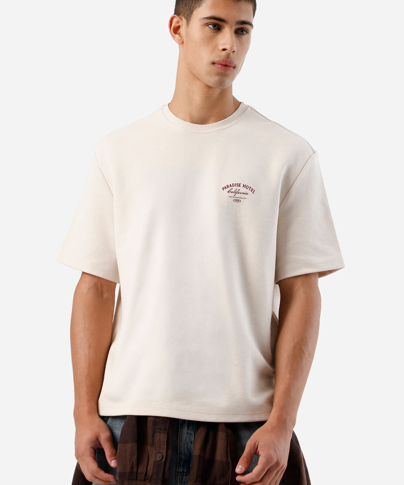 camiseta box fit masculina manga curta estampada bege