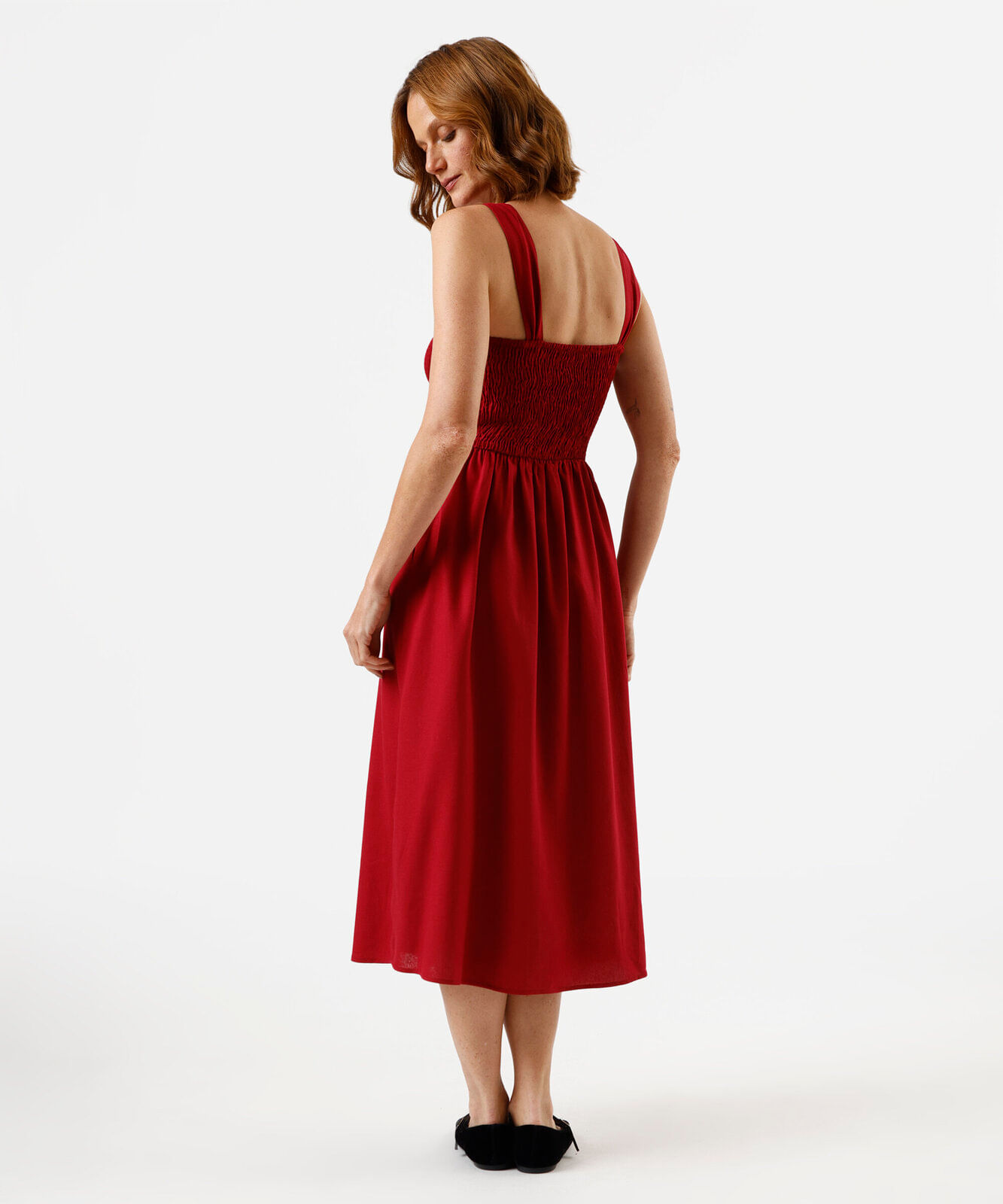 vestido midi feminino com linho franzido vinho