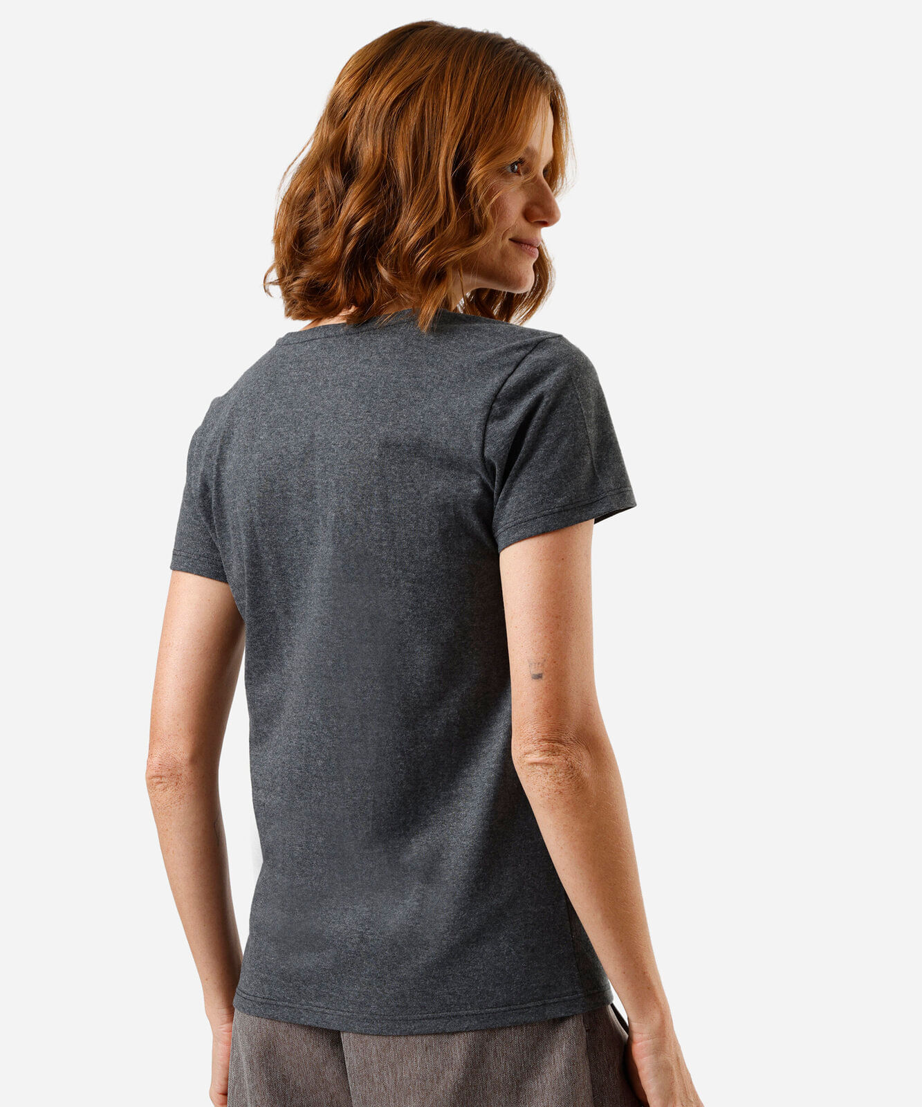 camiseta feminina com algodão manga curta mulher maravilha cinza